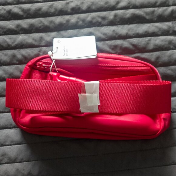NWT Lululemon Everywhere Belt Bag 1L - Pink Dragonfruit - Picture 4 of 8